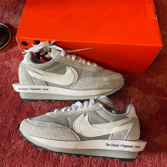 Nike
x sacai x Fragments LDWaffle "Grey" sneakers - Picture 6 of 12